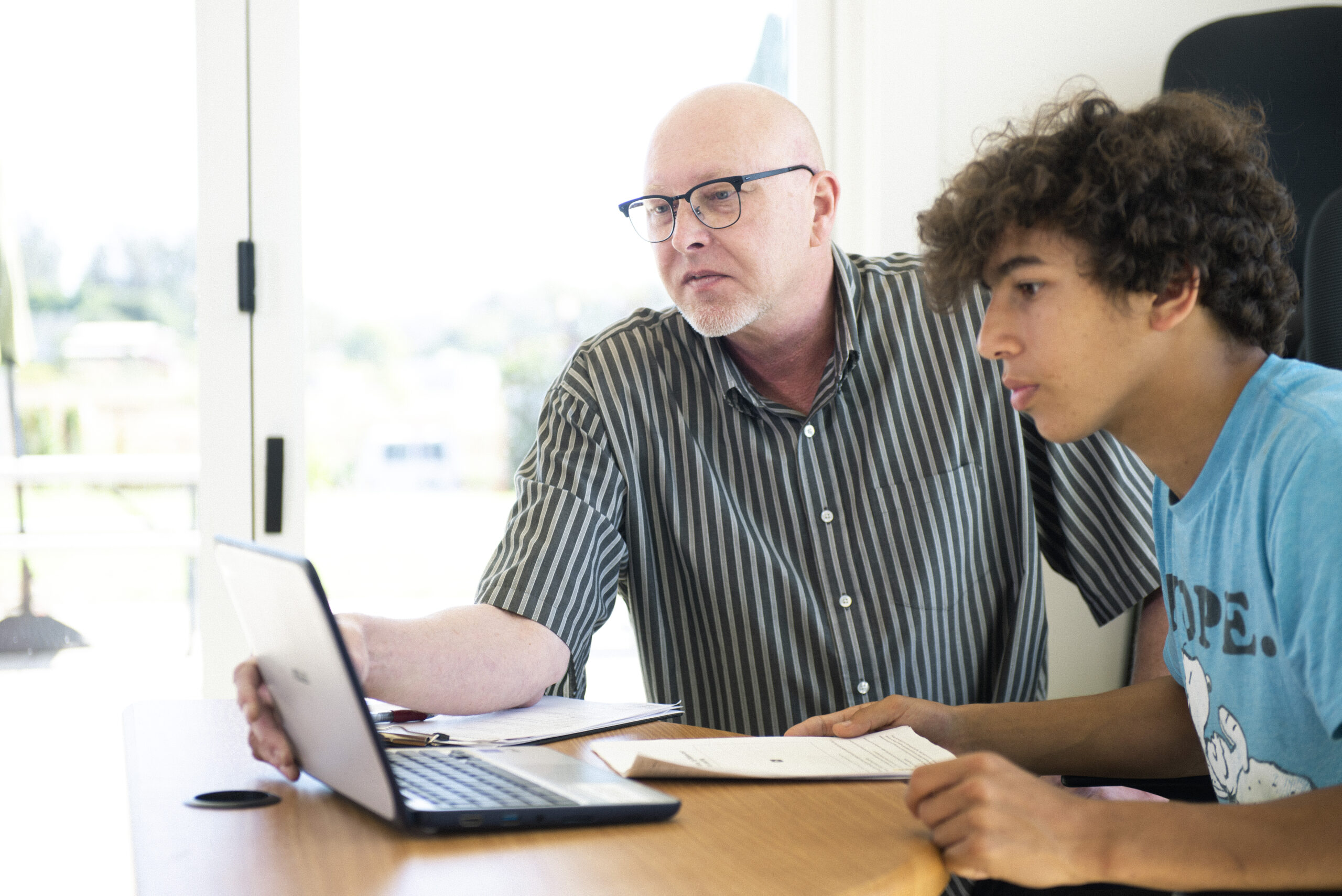 Teen boy and therapist researching on computer at Muir Wood Teen Treatment
